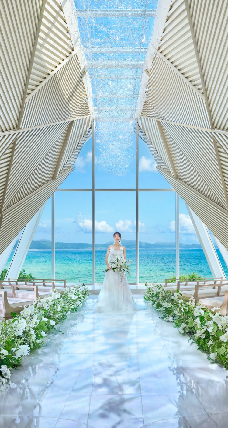 海の見えるチャペル内で花束を持った花嫁
